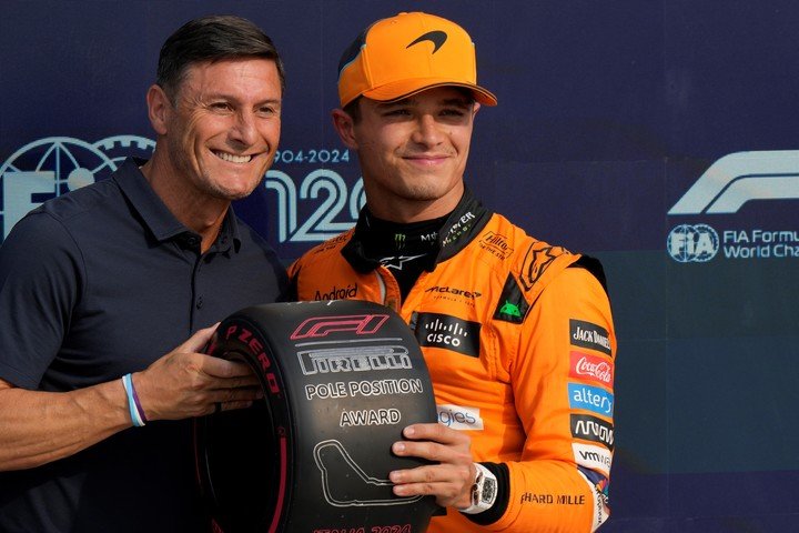 Lando Norris, poleman en Monza, posó junto al Pupi Zanetti. (AP Photo/Luca Bruno)