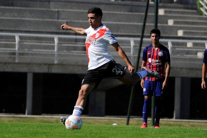 Santiago Montiel convierte su penal. Foto: prensa River