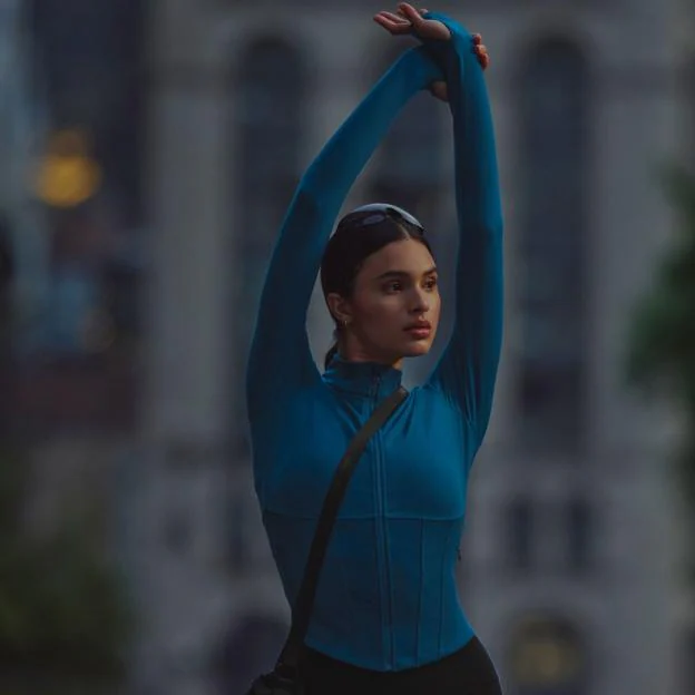 Mujer haciendo ejercicio en la calle. 