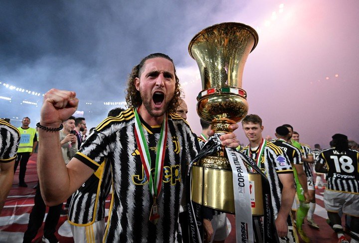 Rabiot festejando la Copa Italia que ganó con la Juve, donde quedó libre tras más de 200 partidos (REUTERS).