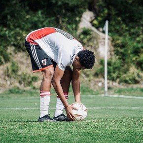 La historia del goleador con ascendencia nigeriana que la rompe en la Sexta de River