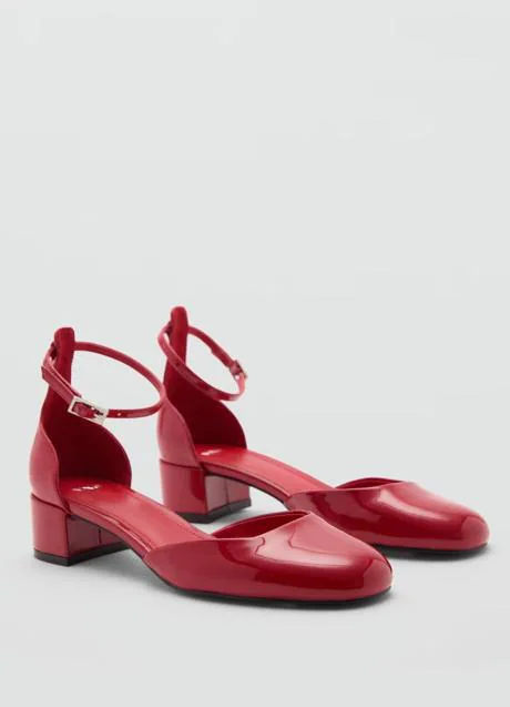 Zapatos rojos con pulsera de Mango (39,99 euros)