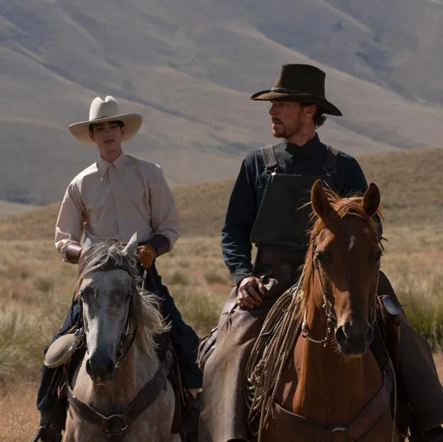 Kodi Smith-McPhee y Benedict Cumberbatch en una imagen del western de Jane Campion, El poder del perro.