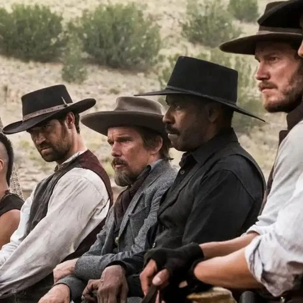 Manuel García Rulfo, Ethan Hawke, Denzel Washington y Chris Pratt en una imagen del remake del western Los siete magníficos.