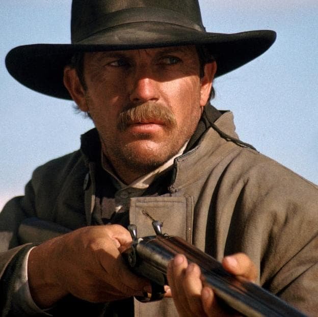 Kevin Costner como Wyatt Earp en el western sobre la vida del afamado pistolero.