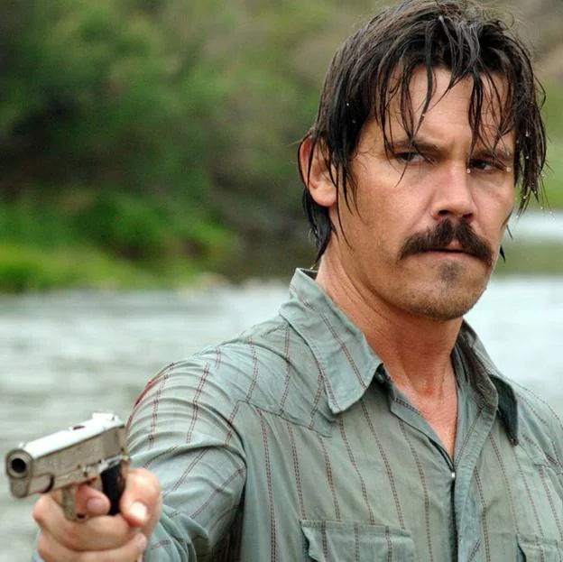 Josh Brolin como Llewelyn Moss en el western de los hermanos Coen, No es país para viejos.