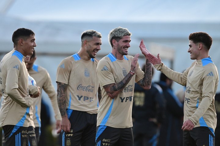 El entrenamiento de la Selección Argentina en Ezeiza (Foto: MARCELO CARROLL - CLARÍN).