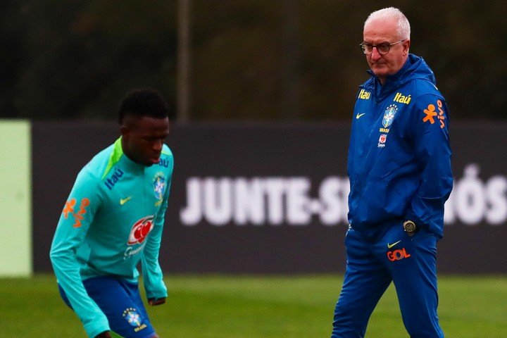 Dorival Jr y Vinicius en un entrenamiento. (EFE)