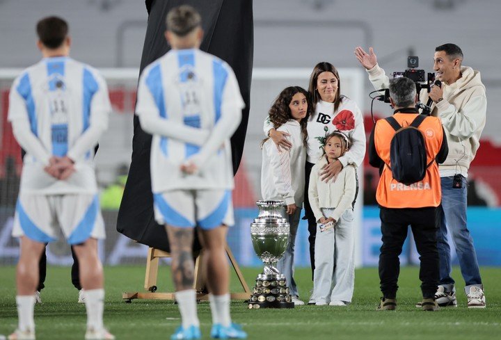 Di María, con su mujer e hijas, agradece (EFE).