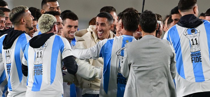 Todos vistieron la camiseta tributo, con el 11 (foto Marcelo Carroll).