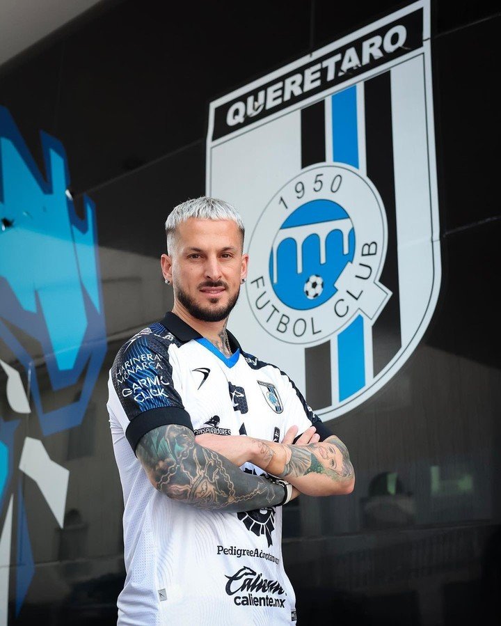 Darío Benedetto con la playera del nuevo club. (@clubqueretaro)