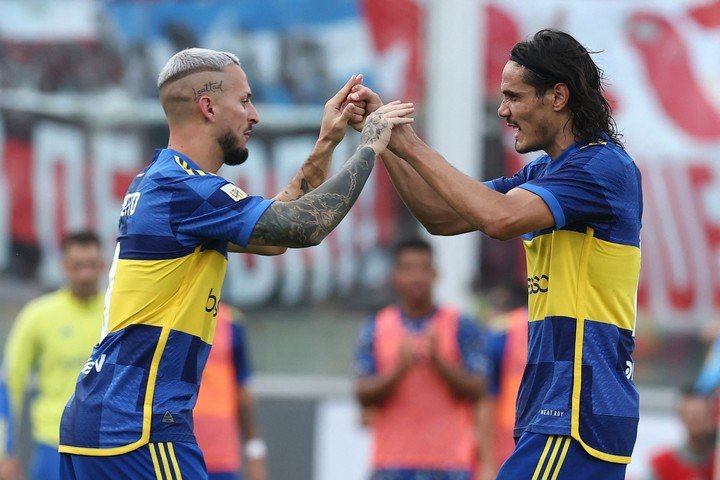 Benedetto junto a Cavani. (AFP)