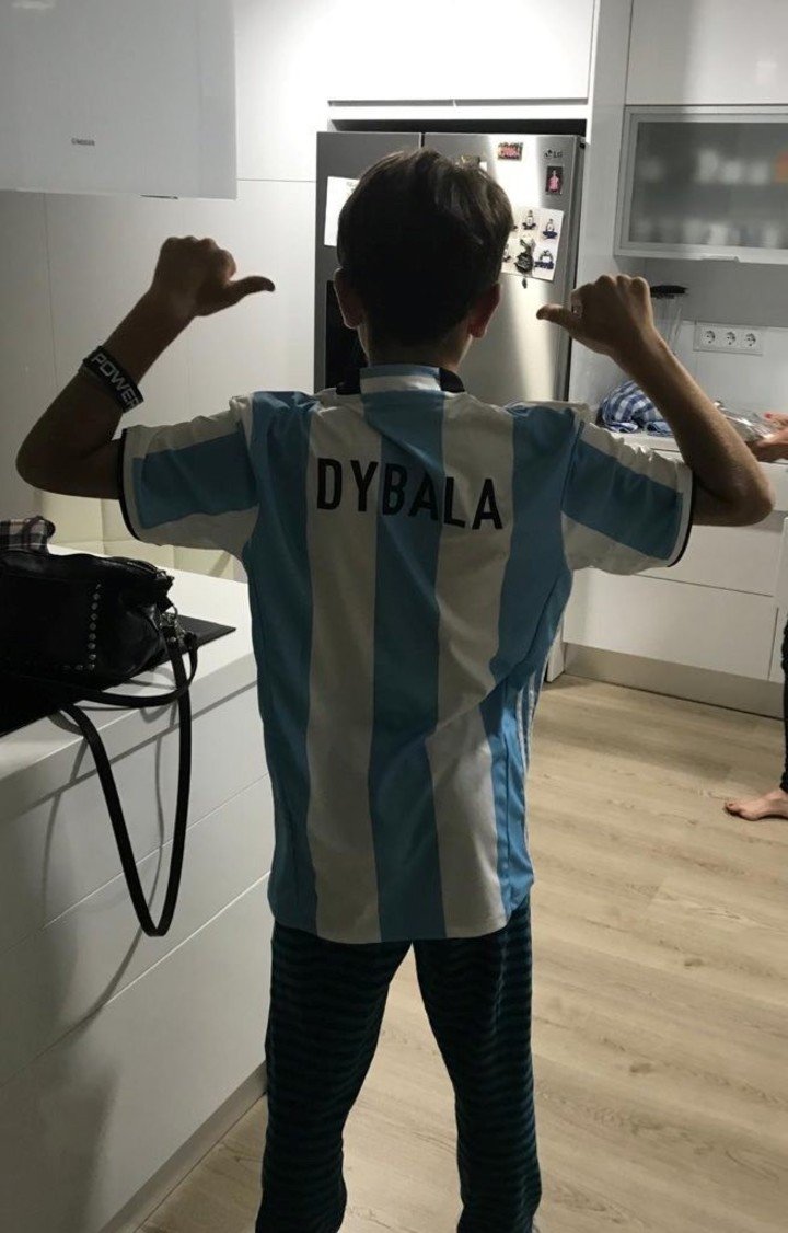 Alejandro Garnacho, de chicom con la camiseta de Paulo Dybala