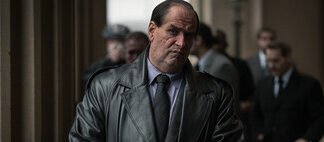 Ya sabemos quién es Mark Strong en ‘El Pingüino’. La creadora de la serie desvela por qué decidieron sustituir a John Turturro