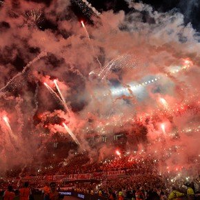 Luego de las bengalas y el recibimiento, el Monumental fue clausurado