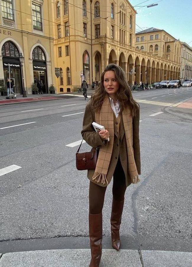 Influencer con look de pantalones y botas marrón chocolate combinados con prendas en otos tonos de marrón/@liviaauer
