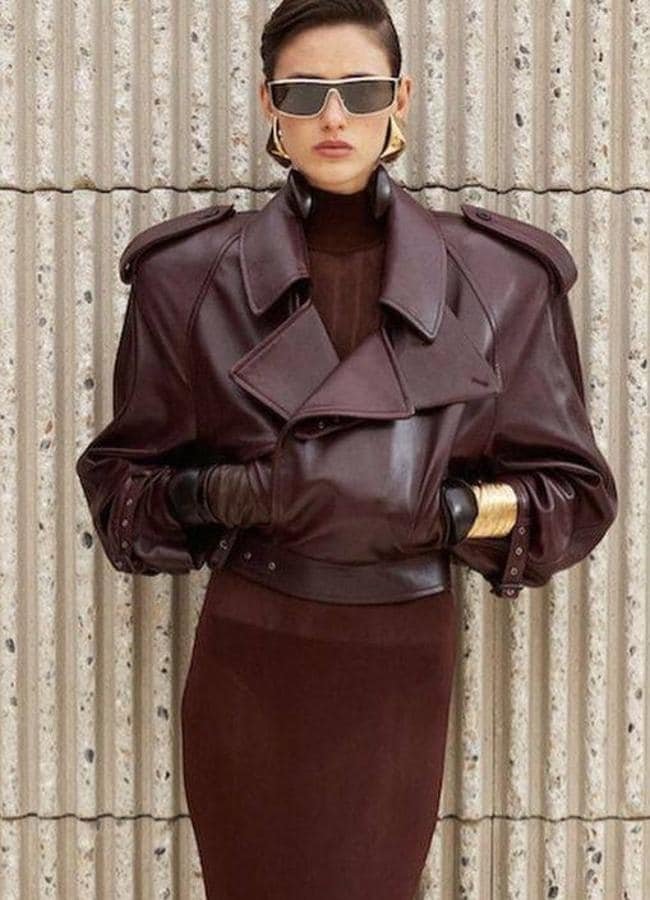 Influencer con look de vestido marrón chocolate y chaqueta burdeos/@wowbee.official