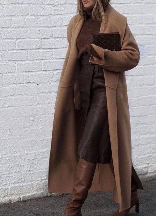 Influencer con look de falda de piel marrón chocolate/@classymanners