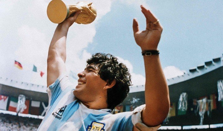 Maradona con la Copa del Mundo 1986. (Foto: AFP)