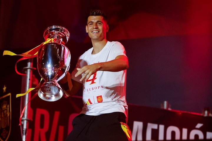 Morata, con la Eurocopa. (Foto: EFE)