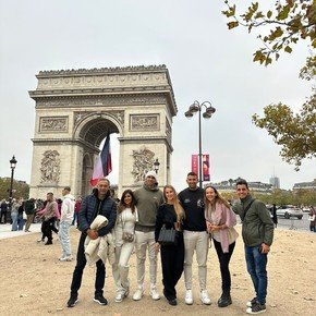 Dibu Martínez ya está en París para la gala del Balón de Oro: ¿a quiénes invitó?