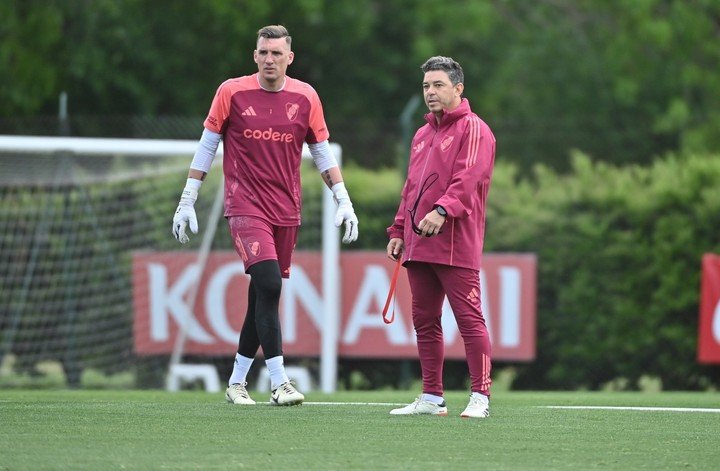 Armani, una fija en el arco, charla con Gallardo en el Camp. Prensa River.