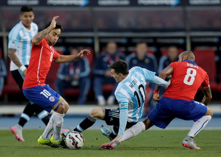 Valdivia enfrentando a Messi en la Copa América 2015. (REUTERS)