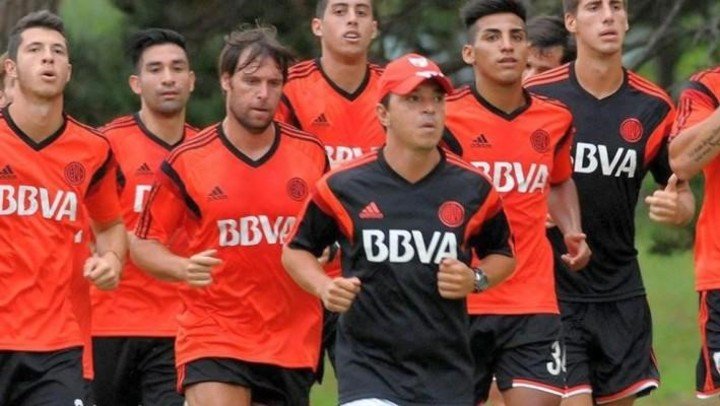 Kaprof (primero a la izquierda de Gallardo) en una pretemporada en River.