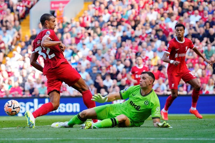 Matip frente al Dibu Martínez. (AP Photo/Jon Super)