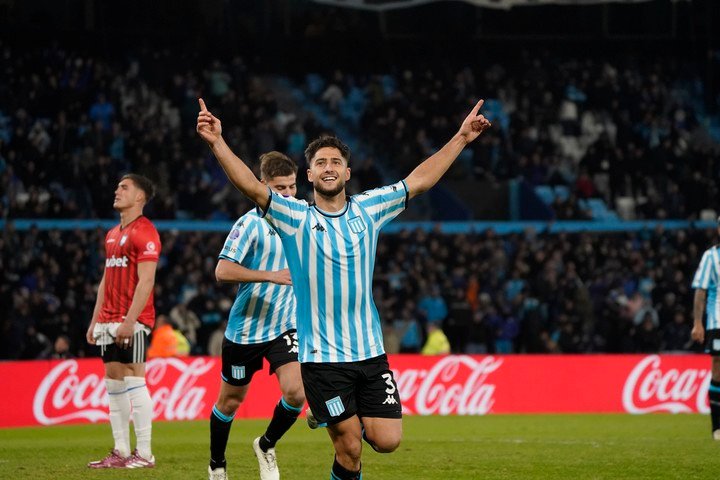 Di Cesare es uno de los jugadores con mejor nivel y más regular en Racing en el año. Foto: Fernando de la Orden / Deportes - Racing Club golea en Avellaneda a Huachipato Chile por Copa Conmebol Sudamericana 20-08-2024