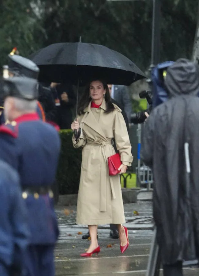 La reina Letizia estrena una gabrdina durante el desfile militar. / LIMITED PICTURES