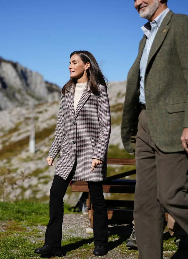 La reina Letizia lució un look con pantalones negros y jersey. / LIMITED PICTURES