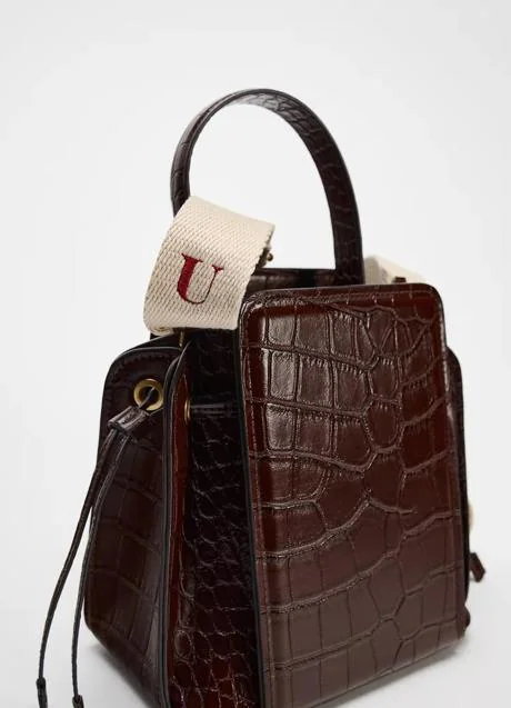 Bolso burdeos de Zara (35,95 euros)