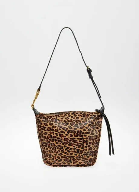 Bolso con estampado de leopardo de Sfera (45,95 euros)