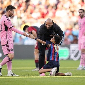 El gesto viral de Messi: un nene invadió la cancha, quisieron sacarlo y Leo pidió que lo dejen