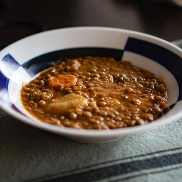 Preparar unas deliciosas lentejas como las de la imagen es más sencillo gracias a los trucos que enriquecerán tu plato.