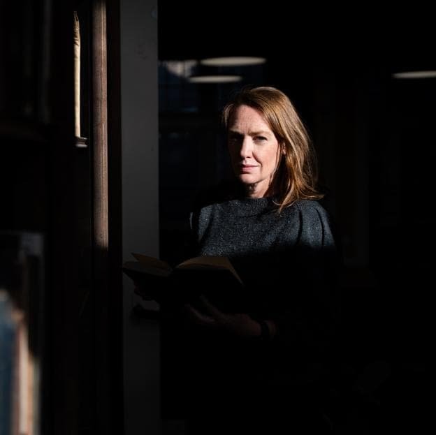 Paula Hawkins fotografiada en la Edinburgh Central Library unas semanas antes del lanzamiento de su último libro, La hora azul. 