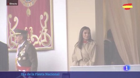 Doña Letizia se refugia de la lluvia