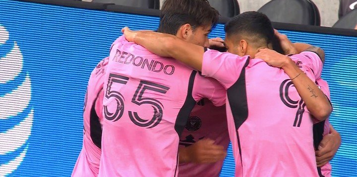 Festejo con Matias Rojas en la victoria por 2-1 contra Montreal. (Foto: Captura de pantalla de Apple TV)