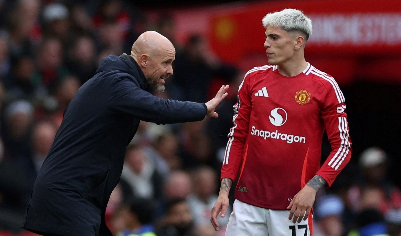 Ten Hag, junto a Garnacho, una de las joyas del Manchester United. (REUTER)