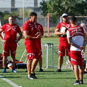 Dabove suspendió el entrenamiento de Instituto tras un apriete de la barrabrava