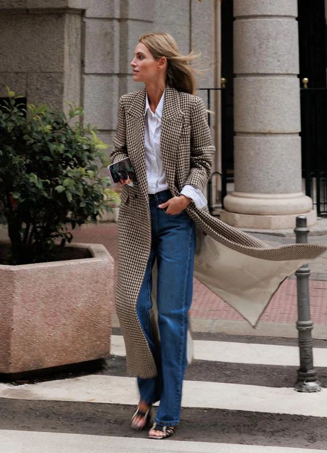 Andrea Pascual, con un look formado por abrigo largo sastre y jean con camisa blanca. INSTAGRAM @ANDREA_PASCUAL