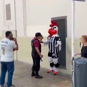 Video: quisieron detener a ¡la mascota de Atlético Mineiro!