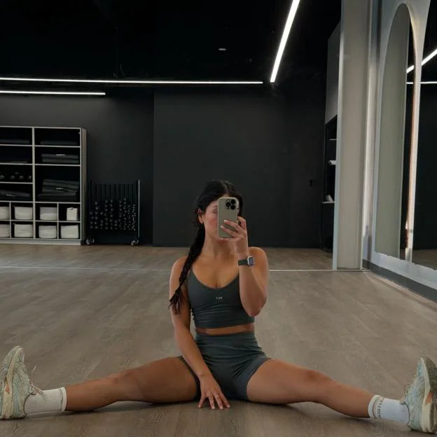 Mujer haciendo ejercicio en el gym. 