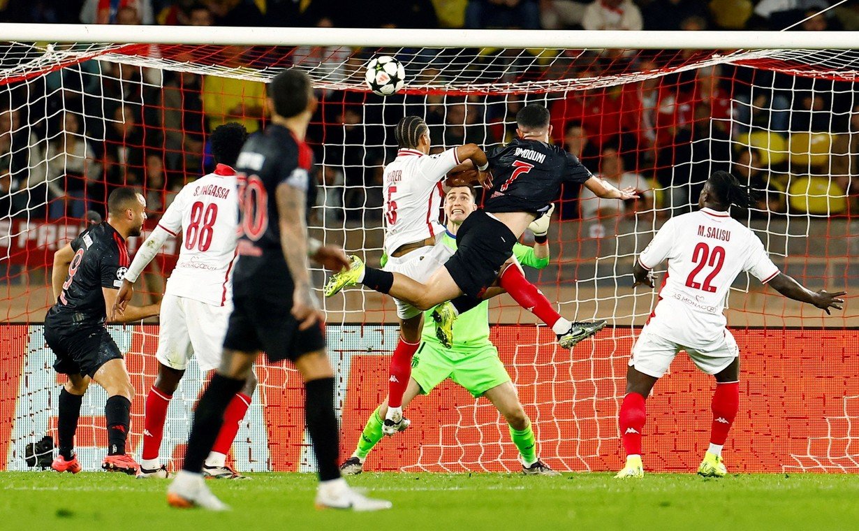 Zeki Amdouni marca el 3-2 decisivo del Benfica ante el Mónaco. (FOTO: REUTERS).