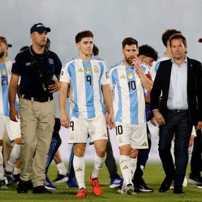 Con polémica y final caliente, la Selección Argentina perdió con la Paraguay de Alfaro