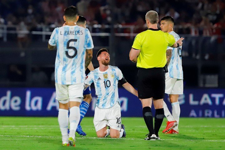 Daronco discute con Messi en Paraguay - Argentina en 2021.