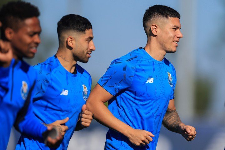 Nehuén Pérez junto a Alan Varela en los entrenamientos del Porto. (EFE).