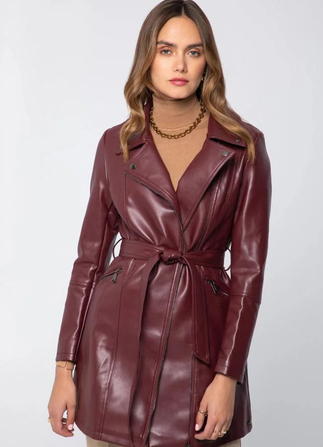 Gabardina burdeos corta efecto piel