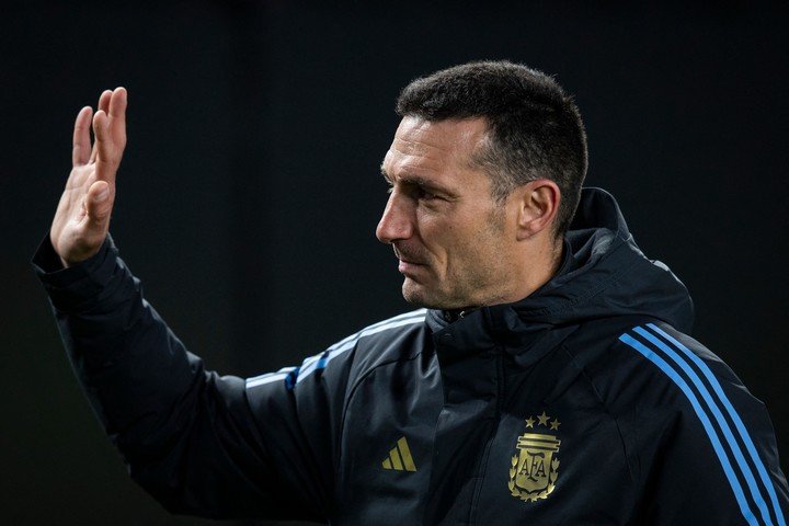 Scaloni hizo el recambio en 2018 y está en vías de construir un nuevo plantel de cara al 2026. (AFP)